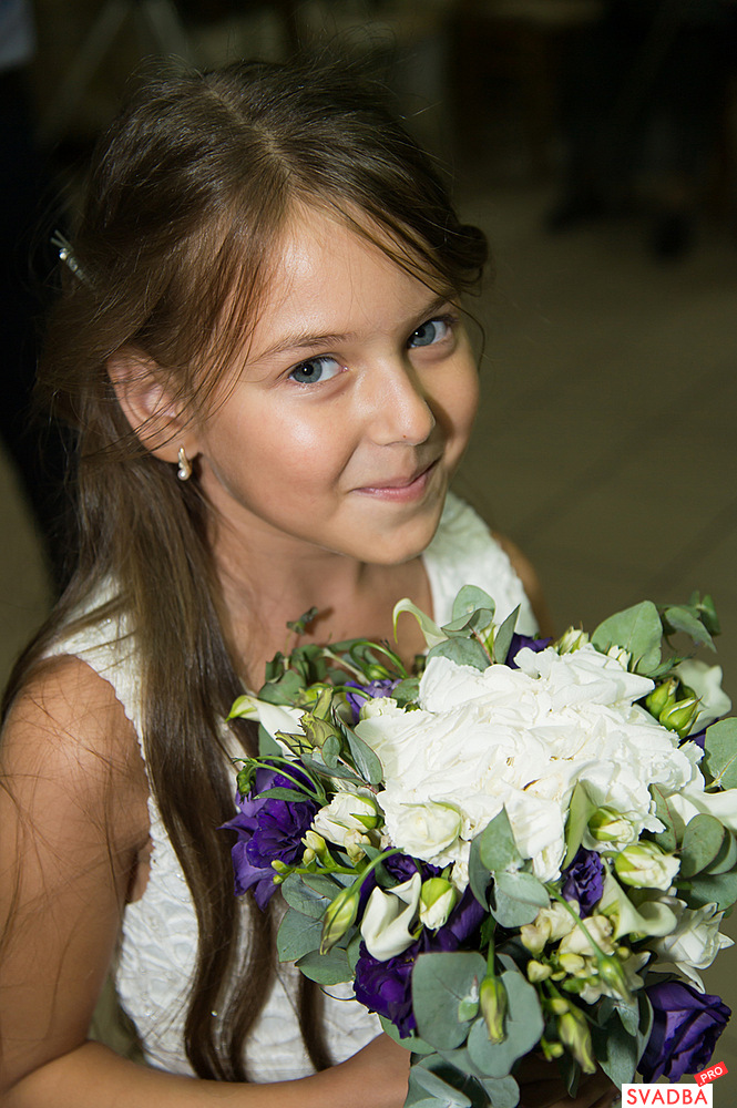 Девочка с букетом невесты